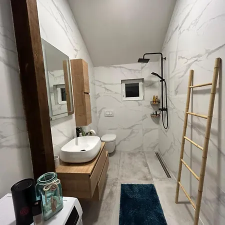 Leina Apartment *